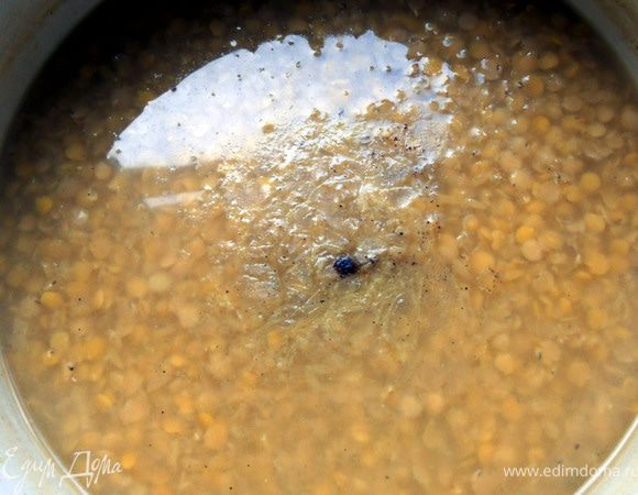 Чечевицу отварить до готовности, снимая пену. ***Я смешал 2 вида, т.к. у моего производителя время варки не разнилось. Что касается соотношения воды и чечевицы - я люблю супы достаточно густые, получилось здорово, Вы можете ориентироваться на свой вкус. И наконец, вместо воды можно использовать бульон, мне же по душе предложенный вариант!*** 