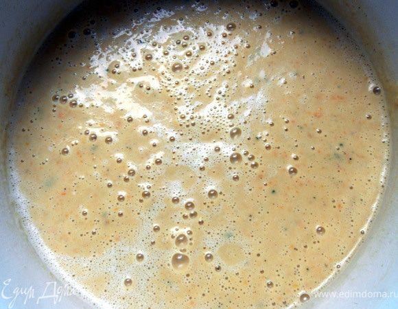 Чечевицу (с водой) и овощи пробить блендером до состояния пюре.