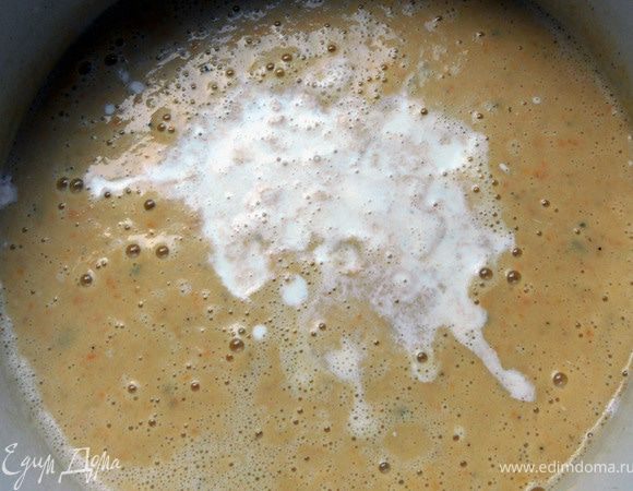 Добавить сливки, размешать, немного прогреть суп. Посолить, добавить перец. Перед подачей украсить обжаренными лисичками и оливковым маслом (в идеале нерафинированным, с выраженным ореховым ароматом). Душевно так!:)