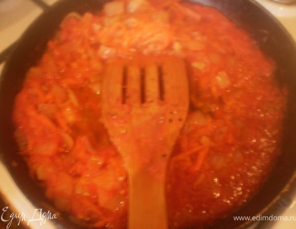 Добавить томатный сок, протушить, посолить, поперчить.
