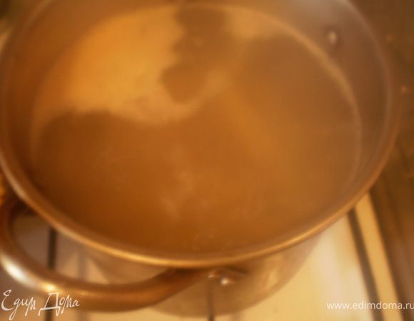 Проварить макароны несколько минут.