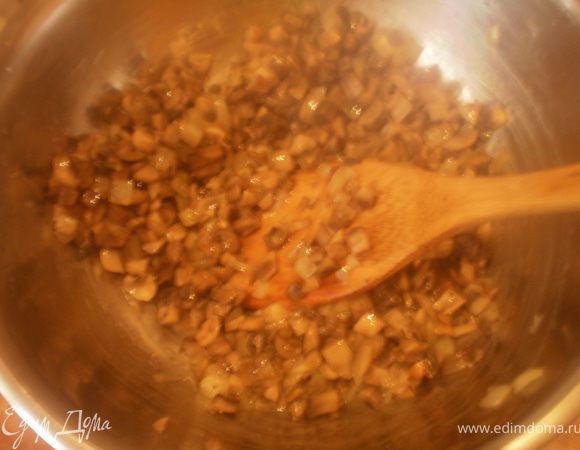 К грибам добавить яйцо, перемешать.