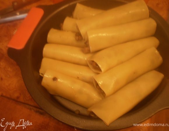 Нафаршировать каннелони грибами.