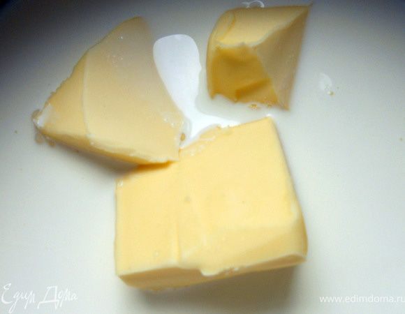 Сливки и сливочное масло довести до кипения, снять с огня. 