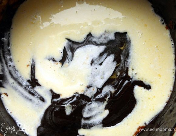 Соединить шоколад и сливки, хорошо перемешать. 
