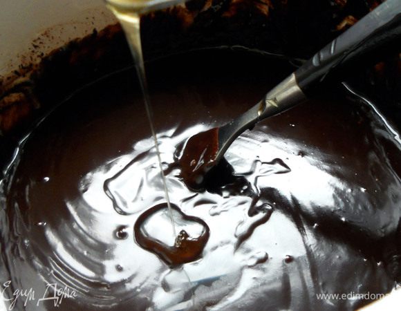 Добавить мед. Перемешать еще раз, убрать массу в холодильник, на 4-6 часов, до затвердения. Сформировать конфеты, обвалять в какао (просеять). Хранить в холодильнике. И осень нам не страшна!:)