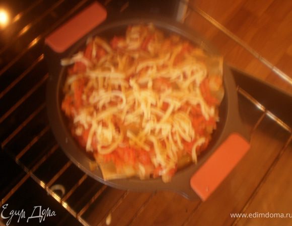 Посыпать натертым сыром, базиликом, расплавить сыр в духовке.