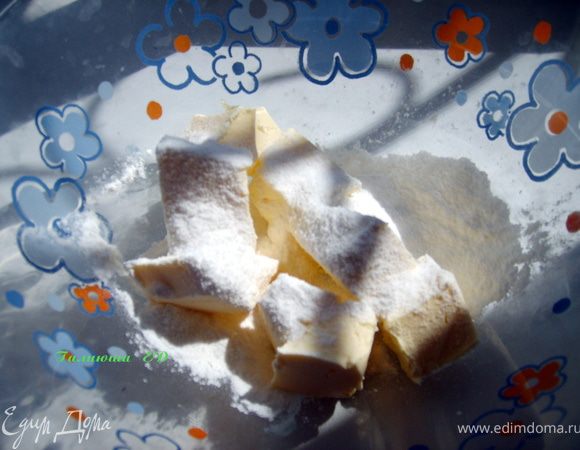 Сливочное масло растереть до бела с сахарной пудрой.