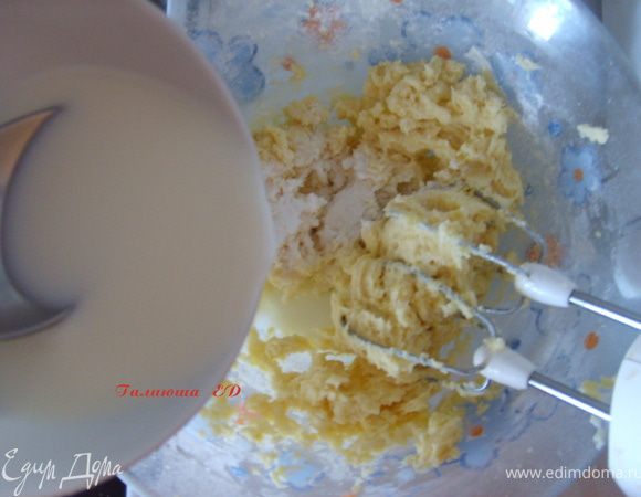 Добавить постепенно муку, разрыхлитель, кокосовую стружку и молоко