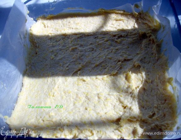 Все тщательно перемешать и выложить в застеленную пергаментом форму, у меня была квадратная 20 на 20 см.