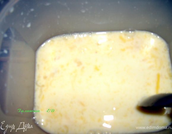 вылить в кастрюльку, добавить желтки и мешать до получения однородной консистенции.
