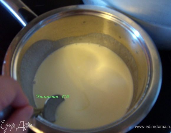 Сливки вскипятить с сахаром, дать немного остыть, влить их в желтковую смесь, перемешать и обратно перелить в кастрюльку