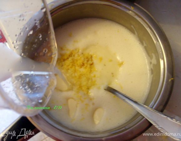 Варить крем на умеренном огне около1 минуты. Снять с огня, добавить туда масло сливочное, сок и цедру лимона. Все энергично перемешать