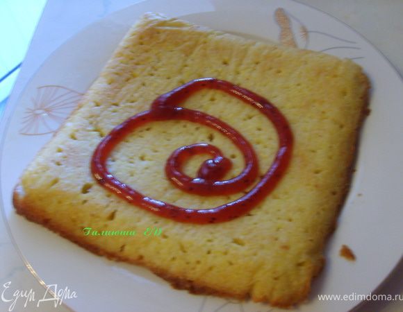 корж промазать любым джемом, но можно этого и не делать, просто у меня оставался малиновый джем, вот и решила еще больше подсластить:)))