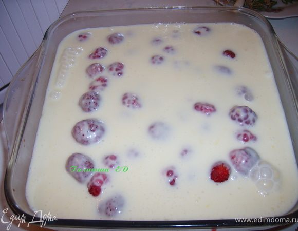 И залить кремом:))) Отправить  в холодильник на полчасика, охладиться)))