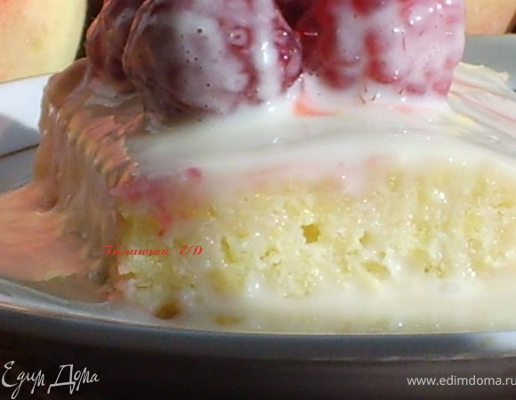 Готовый тортик, разрезать на кусочки, полить сверху кремом, так как он получается немного жидким. Можно крем сделать и погуще, добавив чуть больше крахмала или уменьшить количество воды в составе:))