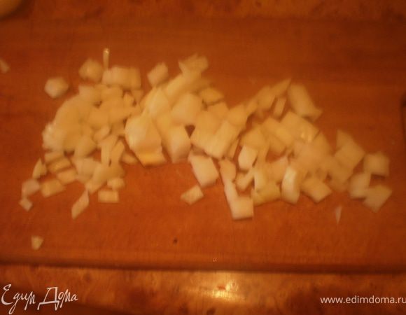 Порезать лук кубиками.