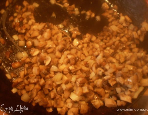 Обжарить лук и грибы на растительном масле.
