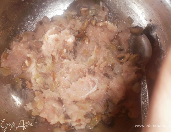 Соединить грибы с куриным фаршем.