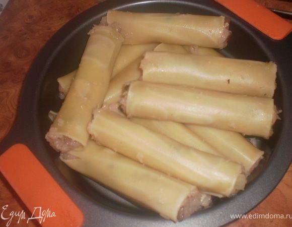 Нафаршировать каннелони мясом с грибами.