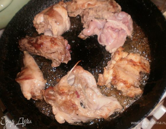 Мясо промокнуть полотенцем и обжарить на растительном масле, посолить, поперчить.