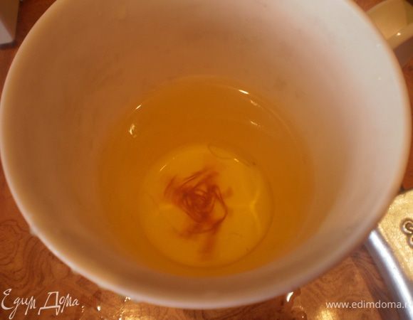 Шафран замочить в бульоне (я использовала просто воду).