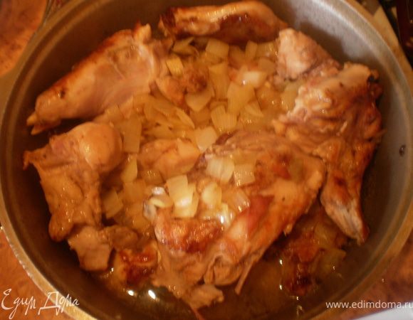 В котелок сложить мясо, добавить лук, залить водой или бульоном, потушить 1-1,5 часа.