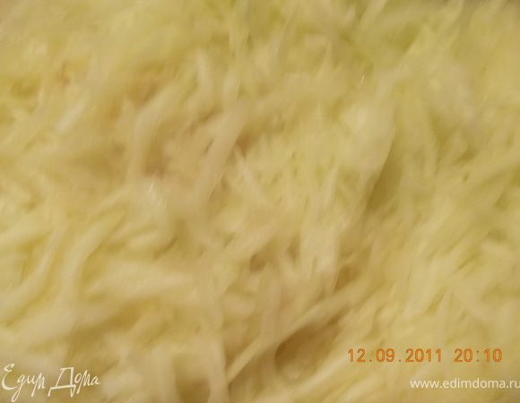 кабачок очищаем от кожи и семян, натираем на тёрке