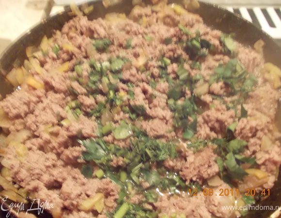на сковородке обжариваем мелко порезанный лук, перец, добавляем фарш, зелень, соль. Обжариваем до готовности фарша
