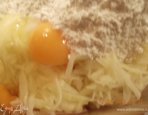 натёртый кабачок отжимаем, добавляем 2 яйца, муку и перемешиваем