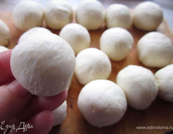 Разделить тесто на маленькие шарики (как мячик для пин понга). 