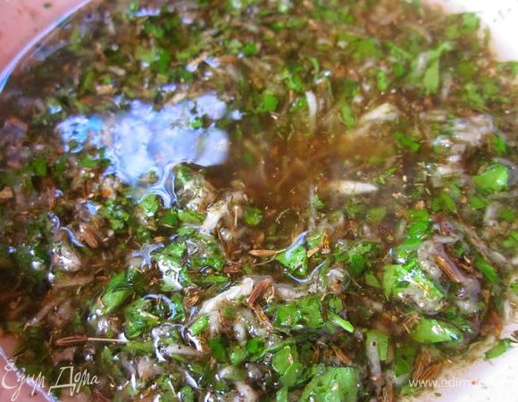 Приготовить смесь из растительного масла + зелень (у меня это петрушка и укроп =мелко порубить) + натёртый на мелкой тёрке чеснок + кумин + молотый кориандр + соль.