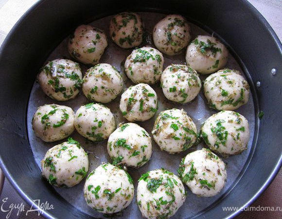 Каждый шарик обмакнуть в смесь и выложить в форму. 