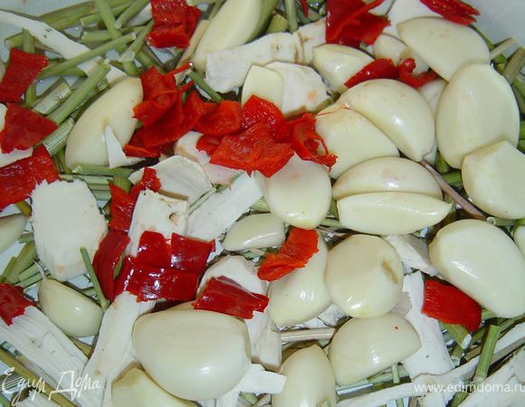  Простейший рецепт, не требующий много времени и много усилий. В 10л очищенной холодной воды растворяем сахар, соль, аспирин и добавляем уксус, все перемешиваем до полного растворения всех ингредиентов.
 В трехлитровые бутыля раскладываем вымытые и обсушенные помидоры, чередуя со специями. Сверху кладем столовую ложку сухой горчицы и заливаем готовым раствором, закрываем капроновыми крышками, предварительно подержав их минутку в горячей воде. Все! Отправляем бутыля в прохладное место и через пару месяцев можно пробовать! Это грандиозный вкус!
 Приятного аппетита!