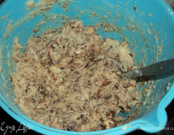 Порежьте шоколад ножом на куски, либо измельчите блендером, обжарьте фисташки и порубите их, добавьте все в тесто.
