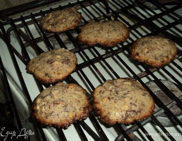 Готовое печенье положите на решетку,чтобы оно остыло. Его можно хранить в жестяной коробке, при этом оно не теряет своих вкусовых качеств.