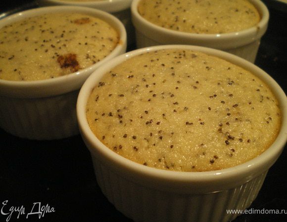 Яйцо взбить с сахаром, добавить кефир, манку, мак и щепотку соды. Перемешать. Оставить на 30 минут. Груши нарезать тонкими ломтиками. Формочки смазать сливочным маслом, уложить груши, посыпать какао, затем вылить тесто. Поставить в духовку на 30 минут.