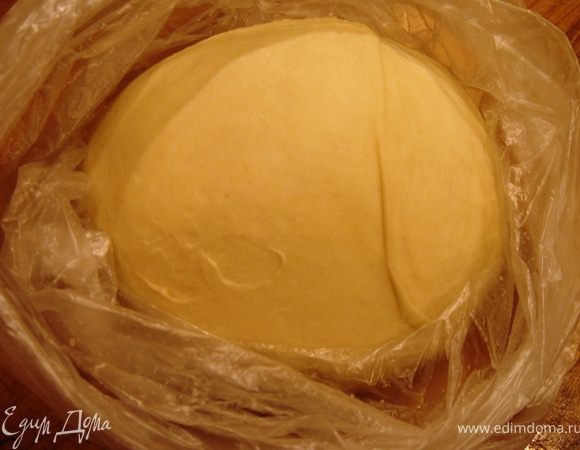 В 200 мл стакан разбейте яйца и долейте холодной кипячёной воды.Перелейте в миску,посолите и хорошо перемешайте.В яичную смесь небольшими порциями добавьте муку и замесите не тугое тесто.Сложите его в целлофановый пакет и уберите в холодильник на 20-30 минут.