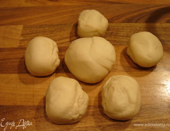 На плиту поставьте разогреваться большую кастрюлю с подсоленной водой.Сливочное масло растопите.Тесто разделите на 6 частей.Пять-одинаковых и одну-побольше.