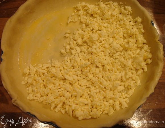 Форму с высокими бортиками хорошо смажьте маслом.Самую большую часть теста тонко раскатайте так,чтобы края немного свисали с бортиков.Обильно смажьте тесто маслом и выложите 5-ю часть сыра.