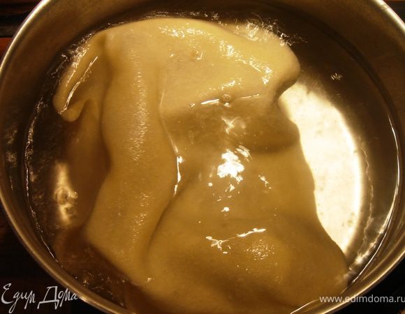 Далее раскатывайте остальные части по размеру формы и аккуратно опускайте в кипящую воду.