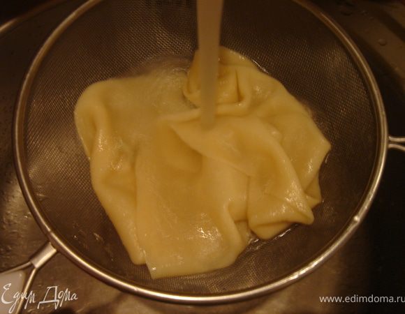 Тесто очень горячее,поэтому лучше его немного остудить под холодной водой.Затем тщательно стряхните лишнюю влагу и выложите на сырный слой.Обильно смажьте сливочным маслом и посыпьте сыром.