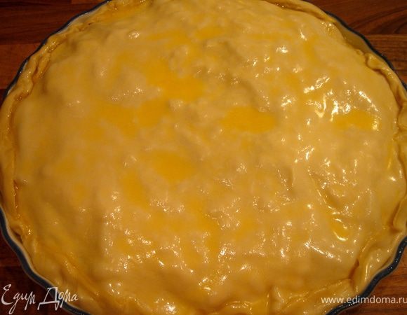 Так же поступите с остальными тремя слоями,тщательно смазывая их маслом и посыпая сыром.Последний слой теста раскатайте и выложите его сырым на пирог.Защипните края пирога,смажьте оставшимся маслом и яично-молочной смесью(по желанию).Тесто наколите вилкой или разрежьте пирог на порционные кусочки прямо в форме и так ставьтею