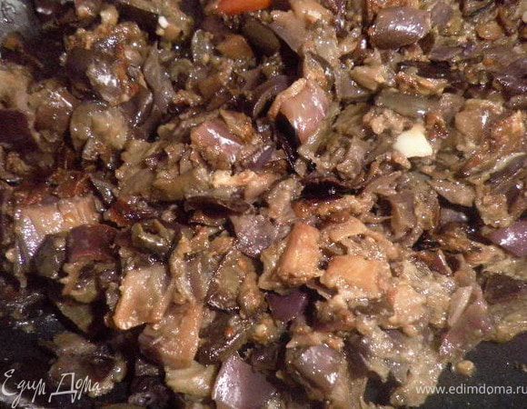 Готовим икру из баклажанов(по своему любимому рецепту).
Луковицу и баклажаны мелко режем и обжариваем на растительном масле до готовности,солим,перчим,можно добавить чесночёк.

