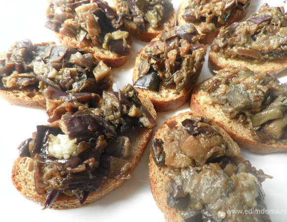 Багет нарезаем на кусочки,каждый смазываем оливковым маслом и помещаем в разогретую духовку до 190 градусов на 15 минут,один раз перевернуть.
На каждый кусочек выкладываем икру(можно заменить её домашней аджикой).

