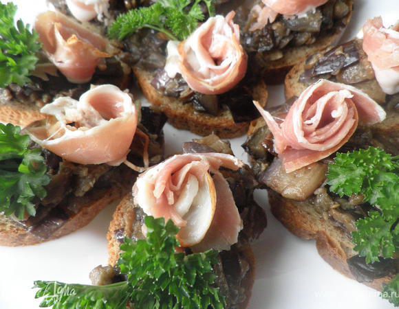 Сверху-кусочки бекона(салями).
Гренки украшаем петрушкой.
Приятного аппетита! 
 
 
 
 
