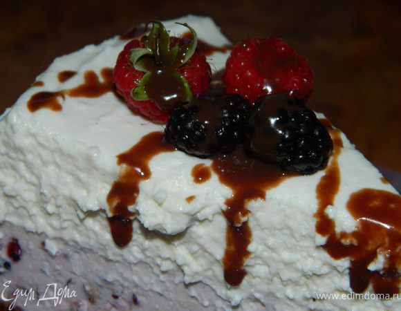 Убрала бортики.Украсила торт малиной и еживикой.Ещё немного шоколадной  глазури.