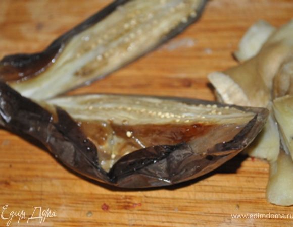 Разрезать вдоль пополам, ложкой или ножом выбрать мякоть. Мелко ее порубить.