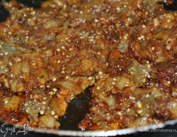 Добавить баклажаны, всыпать сахар, посолить, поперчить.
