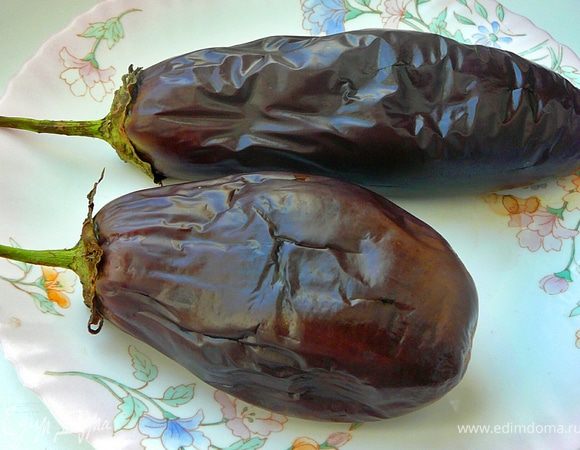 Сделать вилкой на баклажане множество проколов и запечь его.Можно в духовке при 200-220 гр. минут 40-45,можно на мангале на углях,до тех пор пора середина баклажана не станет мягкой.